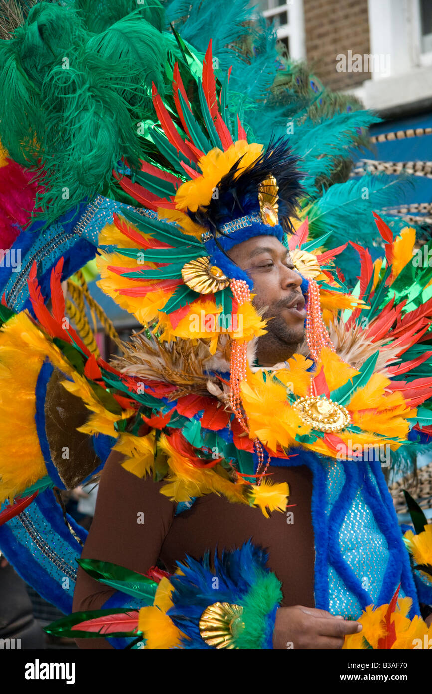 Danseuse au carnaval de Notting Hill, Londres, Angleterre, Royaume-Uni. 25 août 2008. Banque D'Images