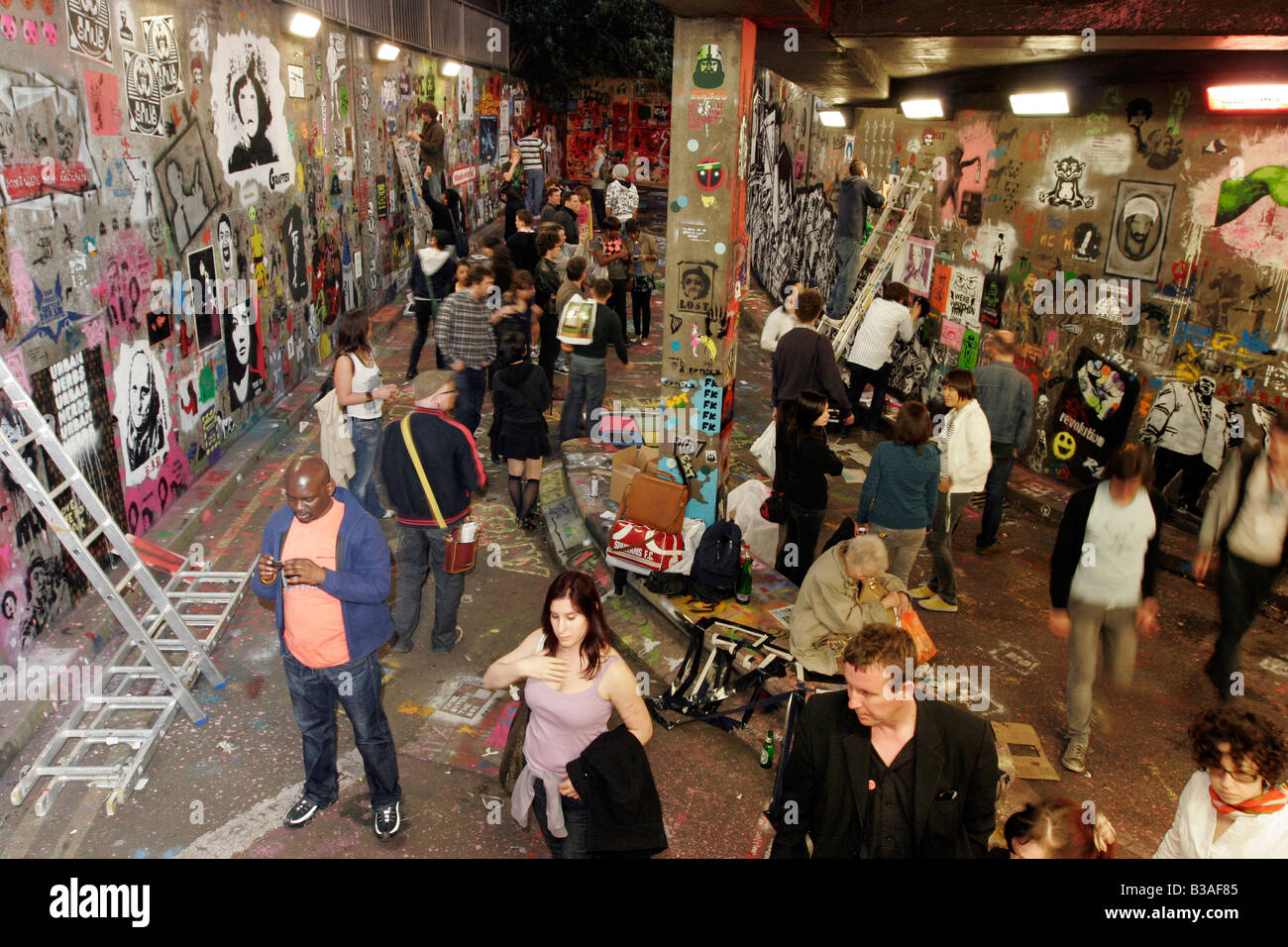 Des foules de gens et d'artistes au Festival de canettes 2008 currated par Banksy in London's Leake St Banque D'Images