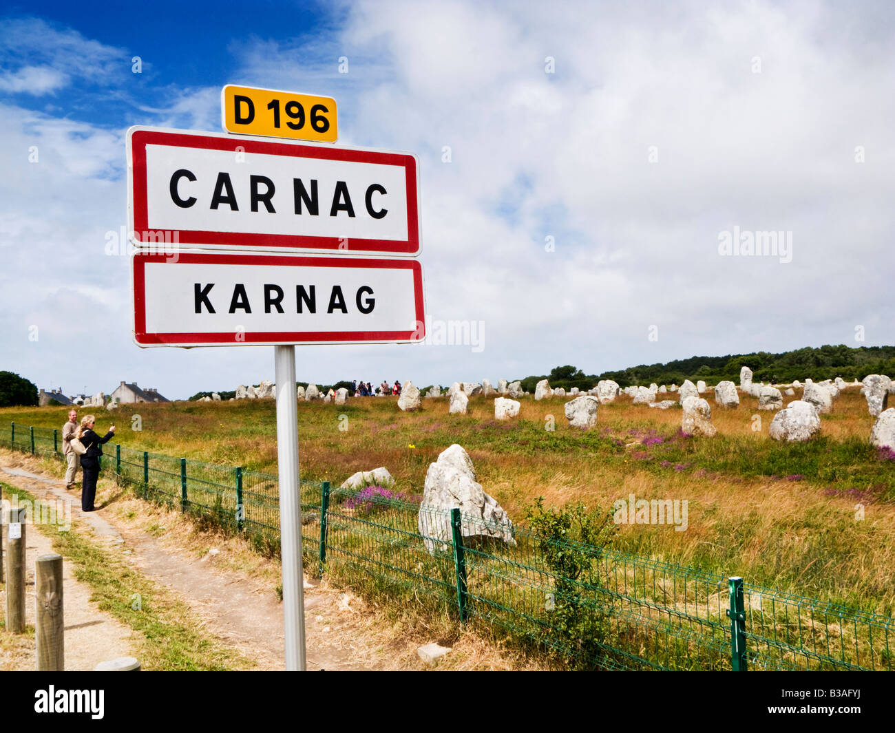 Carnac, Bretagne, France - alignements du Menec Standing Stones, panneau routier Morbihan Banque D'Images