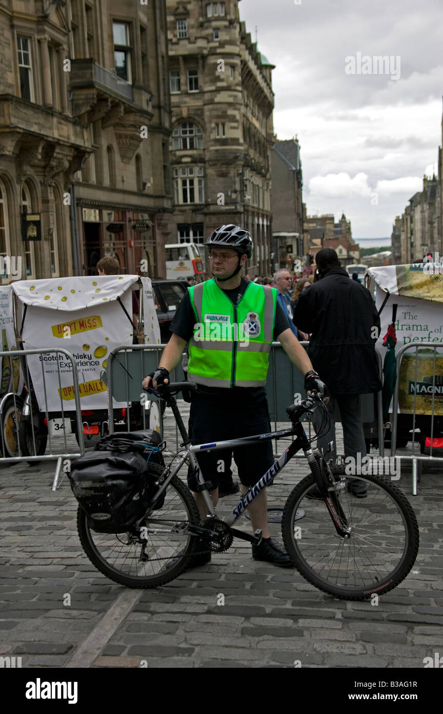 Les ambulanciers à vélo, High Street, Édimbourg, Écosse, Royaume-Uni, Europe Banque D'Images