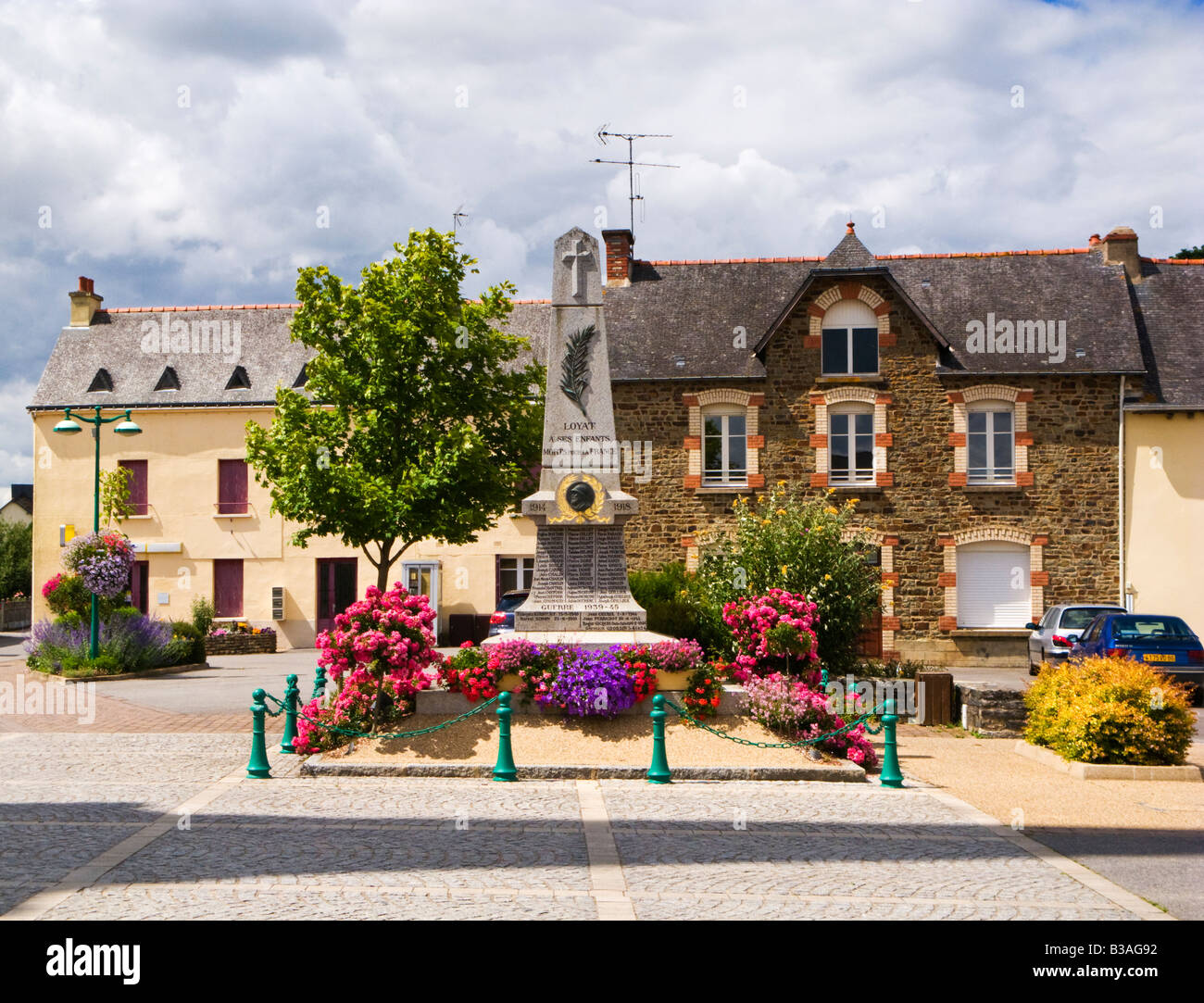 Village français - Monument commémoratif de guerre dans le centre de Loyat, Morbihan, Bretagne, France Banque D'Images