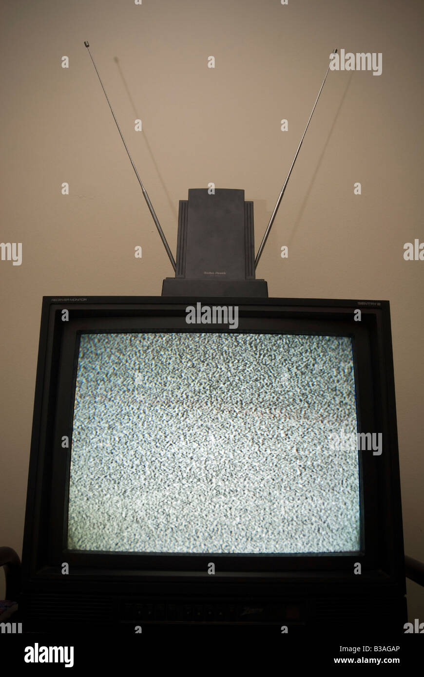 Un téléviseur avec une antenne d'oreilles de lapin à l'ancienne Banque D'Images