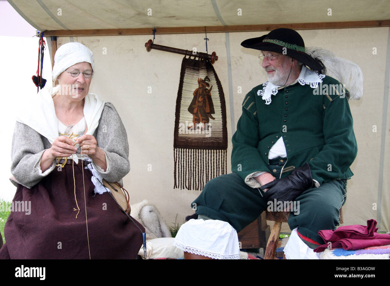 Un anglais du 17ème siècle l'homme et de la femme, à la reconstitution de la bataille de Faringdon dans la guerre civile anglaise. Banque D'Images