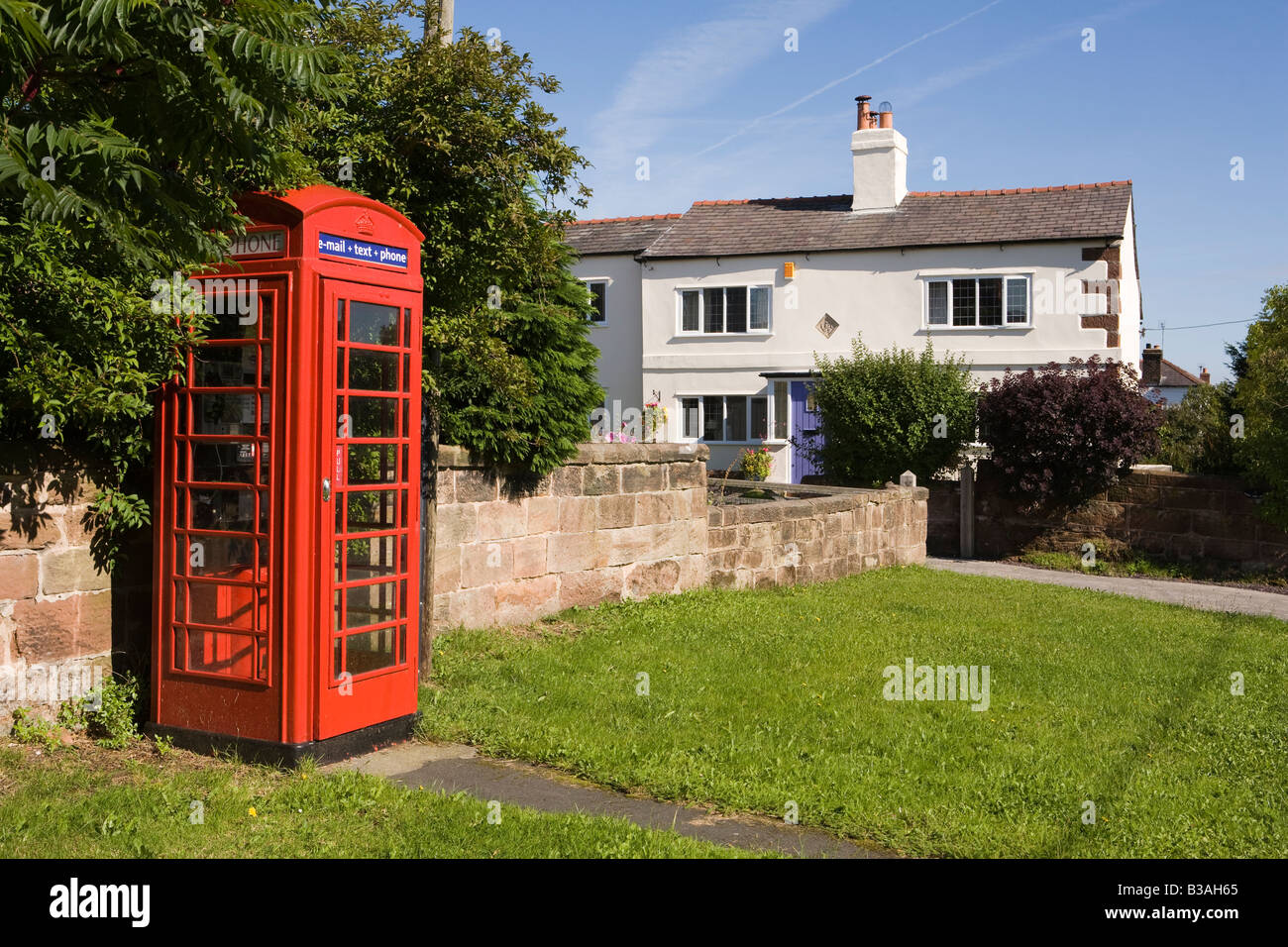 UK Cheshire Dunham sur la colline du village phone box Banque D'Images