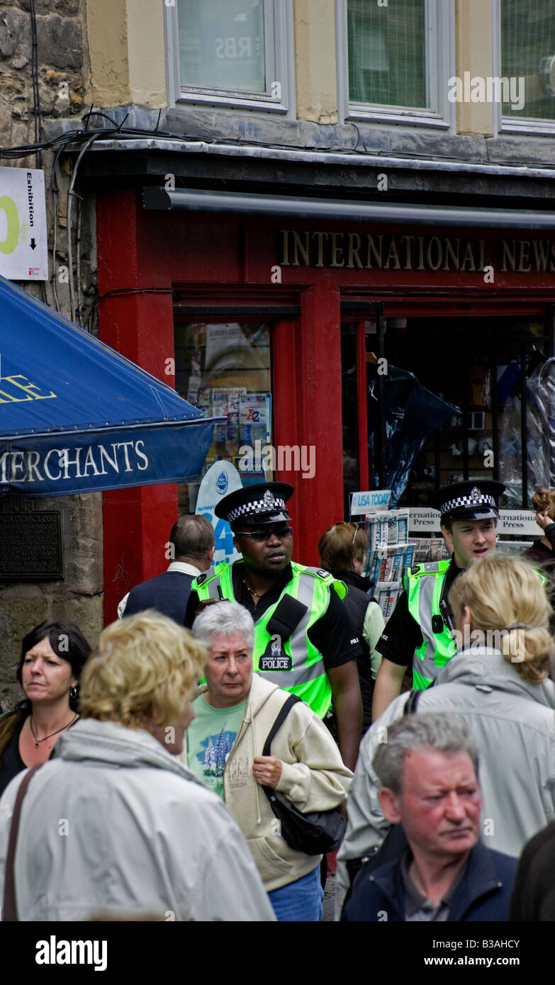 Deux officiers de police, un noir un blanc, Royal Mile, Édimbourg, Écosse, Royaume-Uni, Europe Banque D'Images