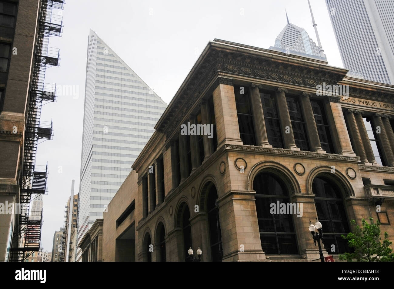 L'Architecture de Chicago / Old vs New (bâtiment ancien est le centre culturel de Chicago Anciennement la Bibliothèque publique) Banque D'Images