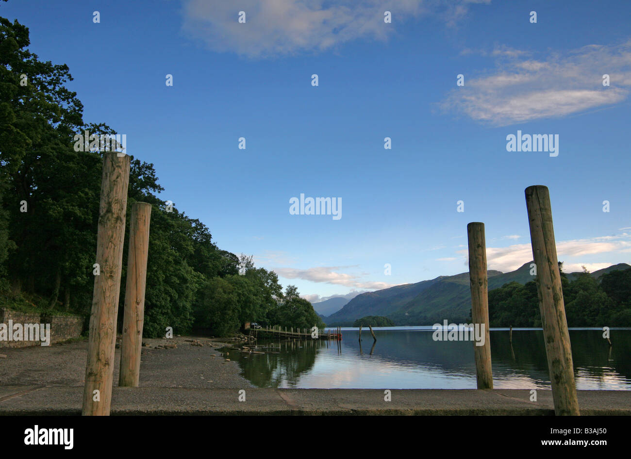 Montagnes Lac arbres soir landing stage hills Banque D'Images