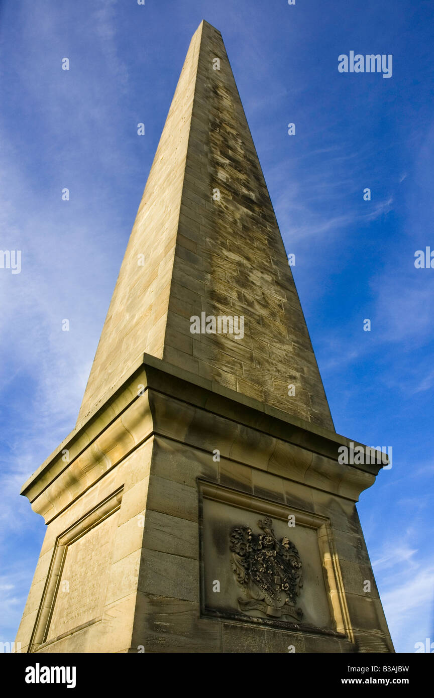 Prise de vue au grand angle sur un angle d'un obélisque à Stratford-Upon-Avon contre le ciel bleu Banque D'Images