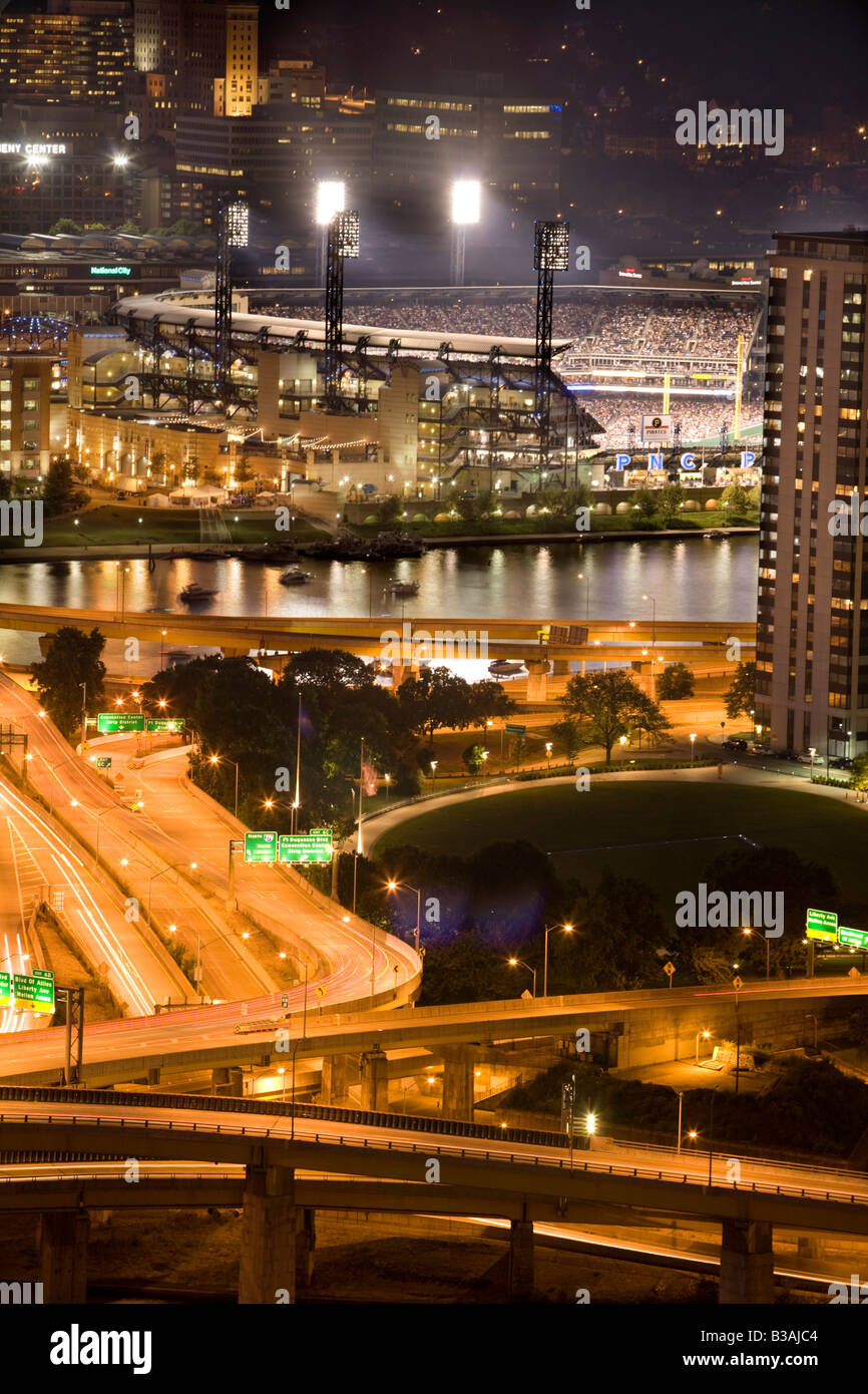 Night skyline de Pittsburgh Pennsylvanie montrant un match de baseball au PNC Park Banque D'Images