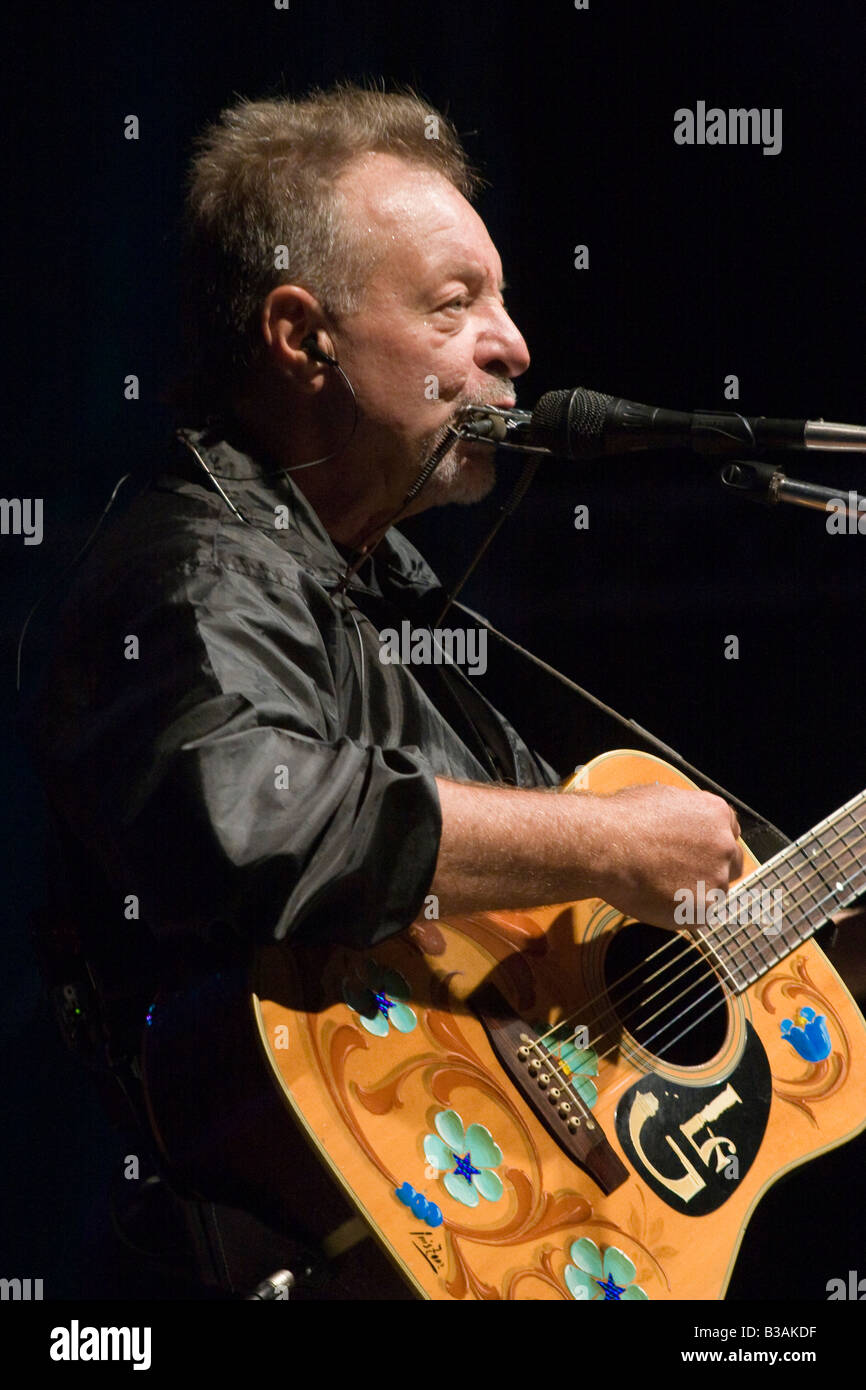Musicien folk argentin Leon Gieco à l'harmonica et de la guitare dans un concert à Cordoba Argentine Banque D'Images