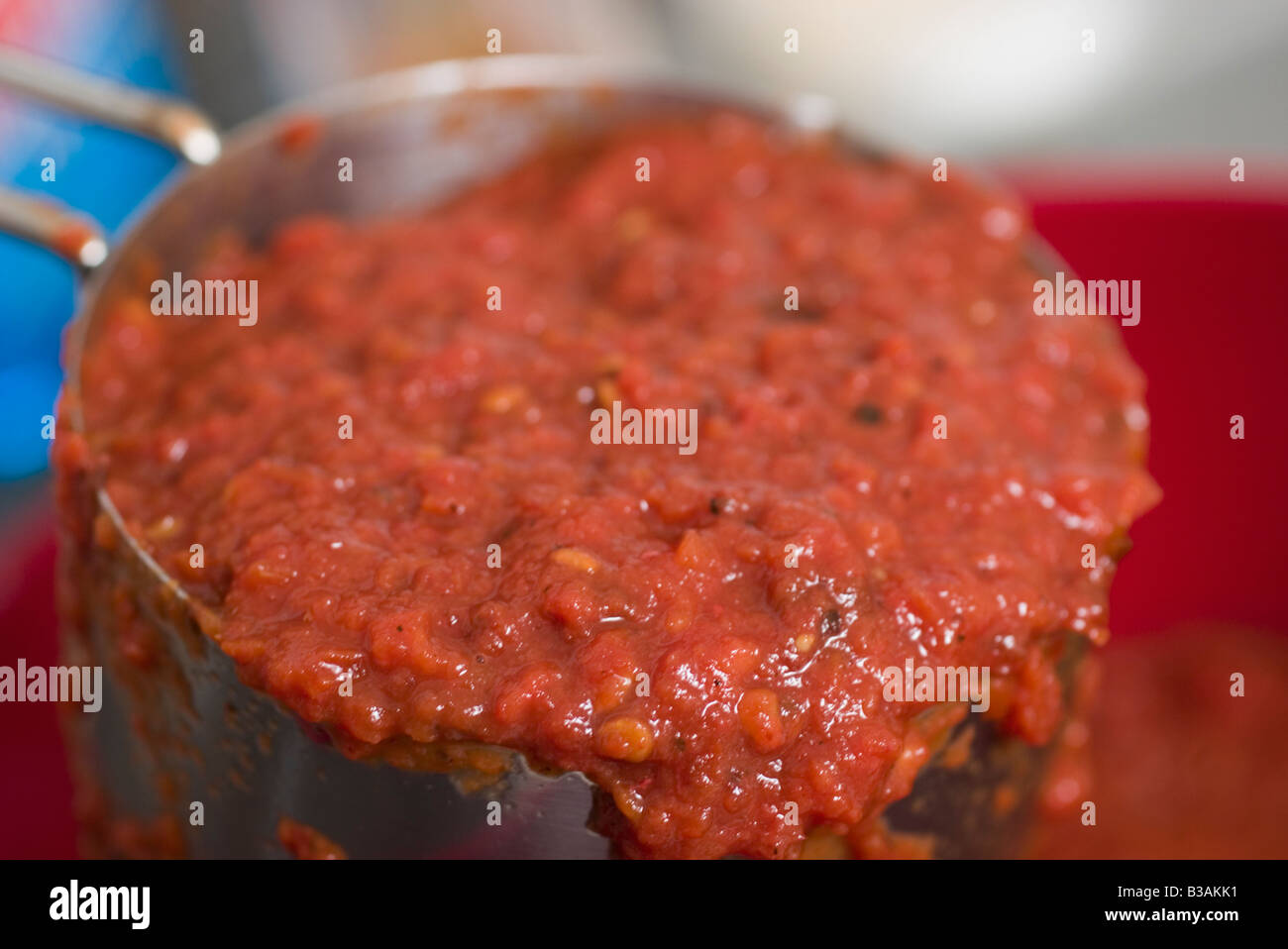 Une tasse de sauce tomate rôti Banque D'Images