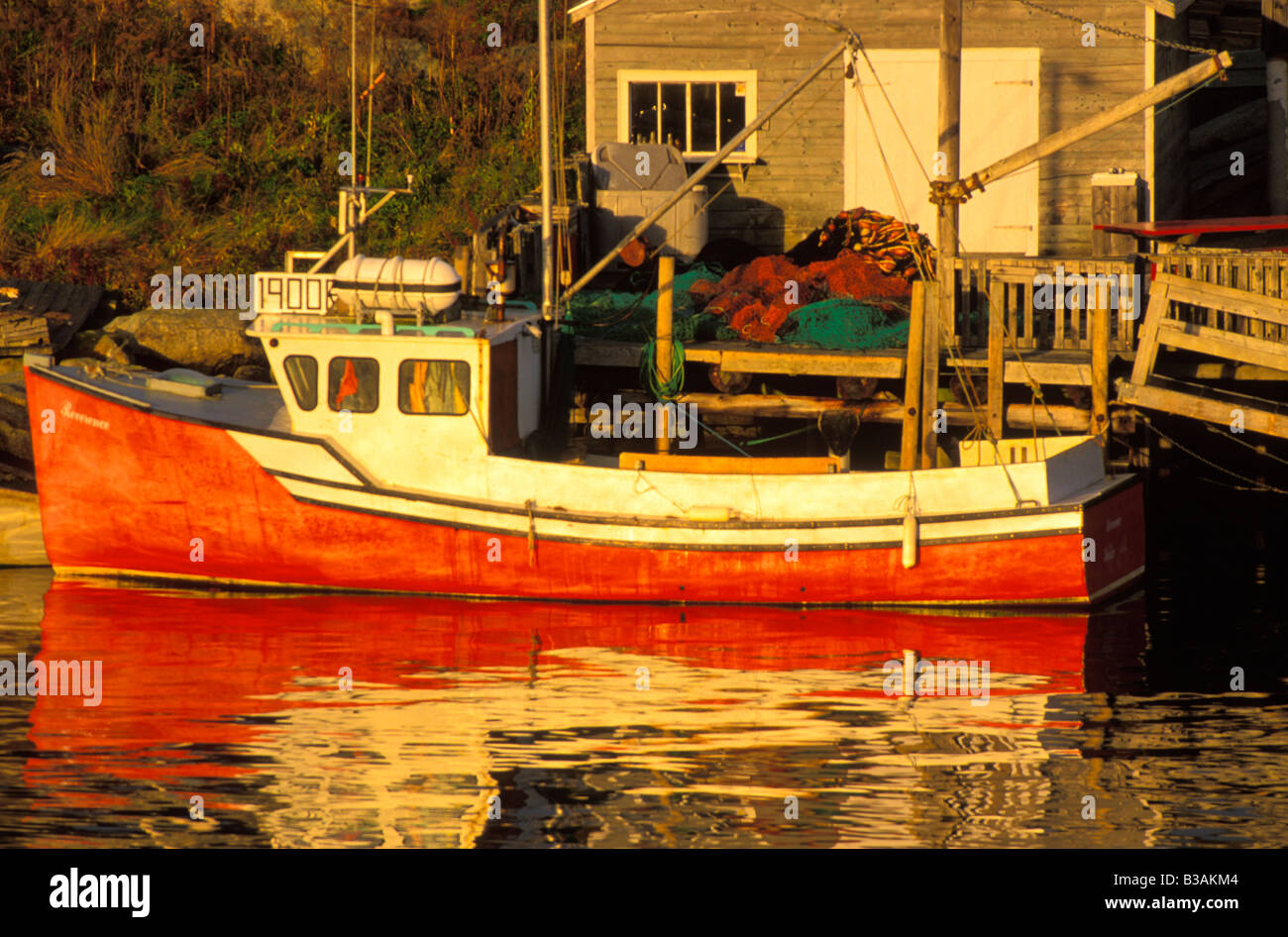 Le Canada, la Nouvelle-Écosse, la pêche commerciale rouge voile amarré à Peggy's Cove, près de Halifax Banque D'Images