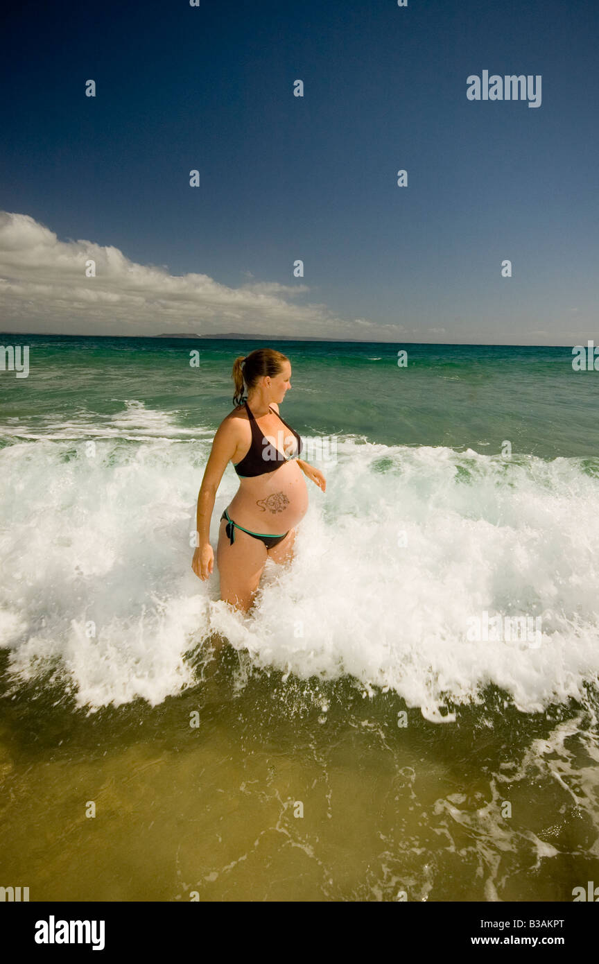 Femme enceinte au surf Banque D'Images