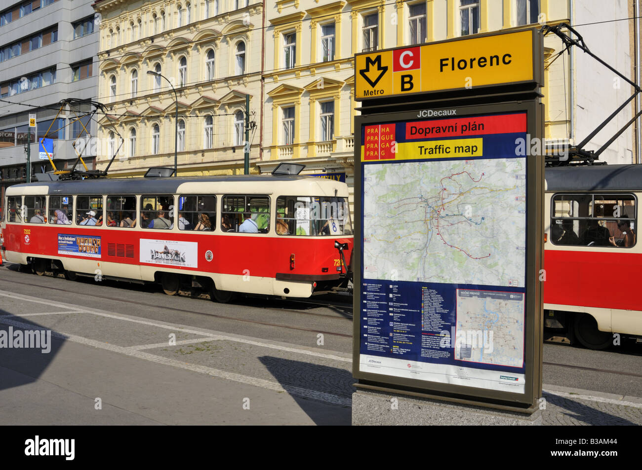 Numéro 8 le tramway à l'arrêt de métro Florenc sur la rue Sokolovska dans le quartier Karlin Prague Banque D'Images