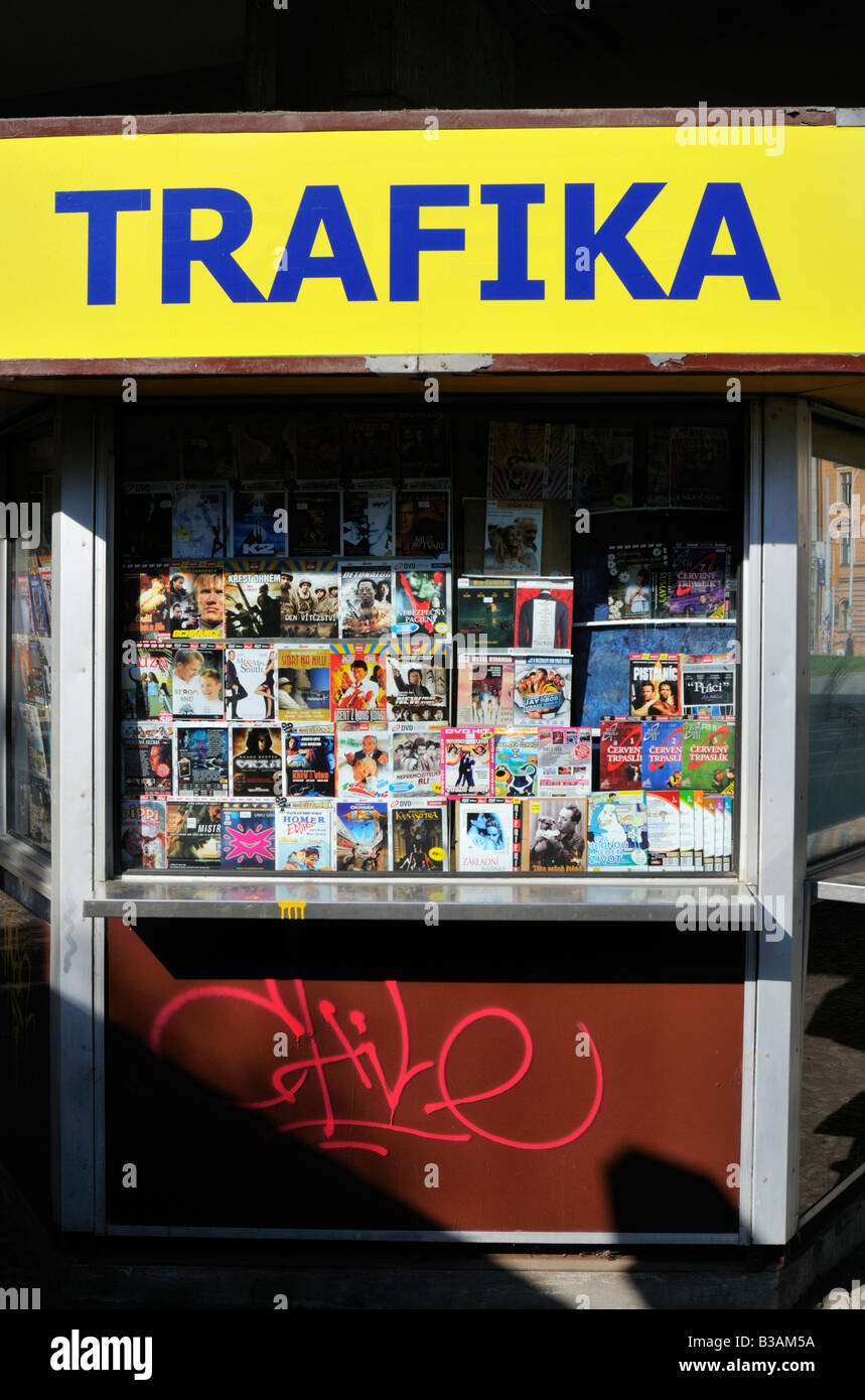 Titres DVD affiché dans la fenêtre d'une Boutique DVD dans le quartier Karlin de Prague Banque D'Images