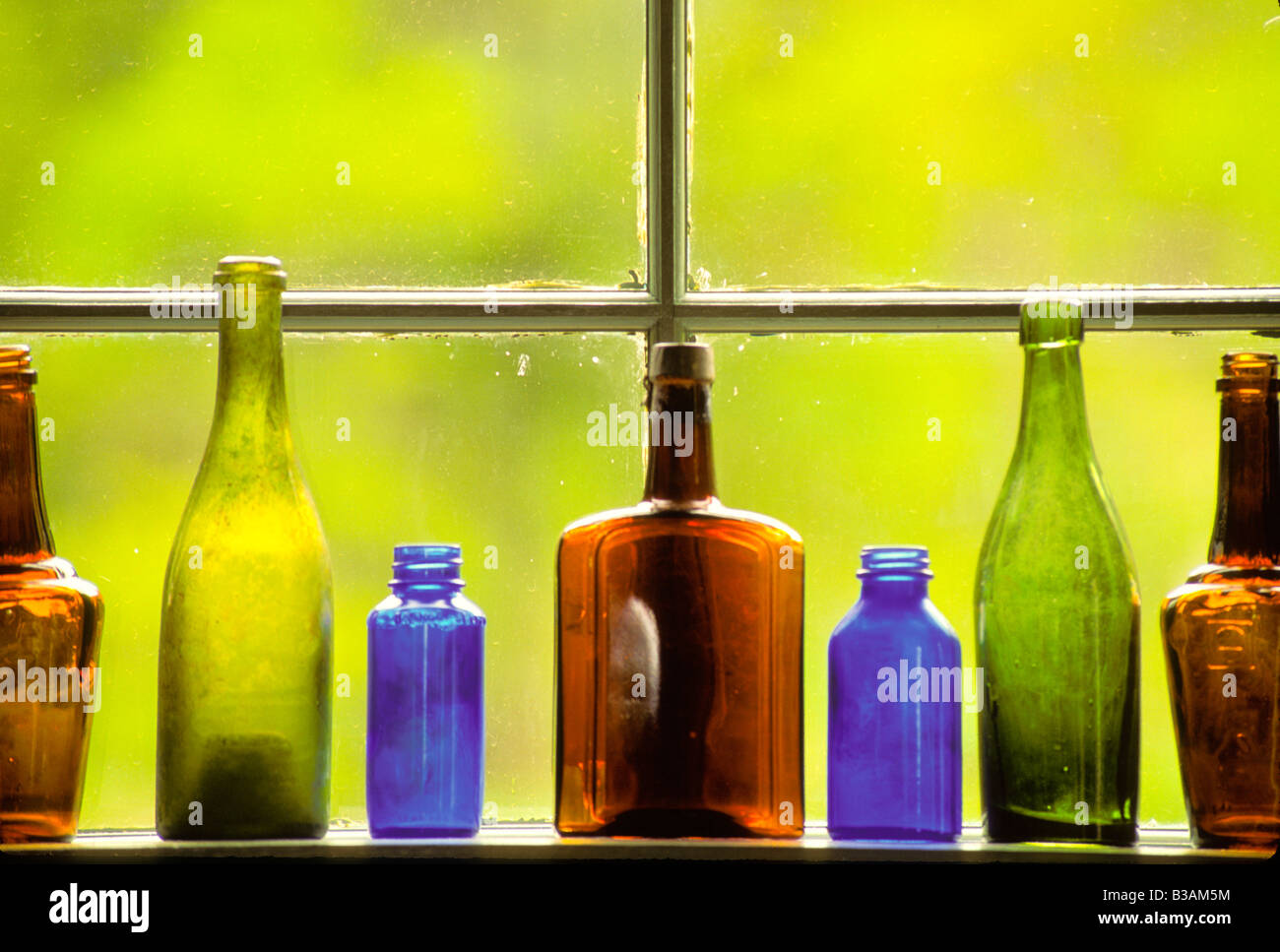 New York, meubles anciens bouteilles colorées, Custer Museum, terre de la fourche Yankee State Park Banque D'Images