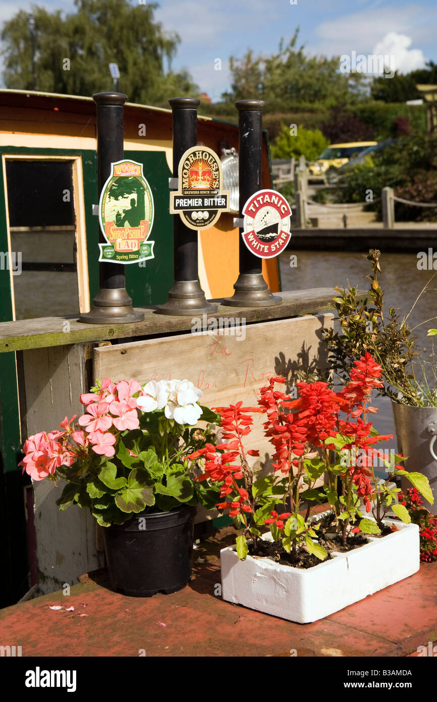 Cheshire UK The Waverton pompes bière sur proue d'narrowboat Joby amarré sur les rives du canal de Shropshire Union de Banque D'Images