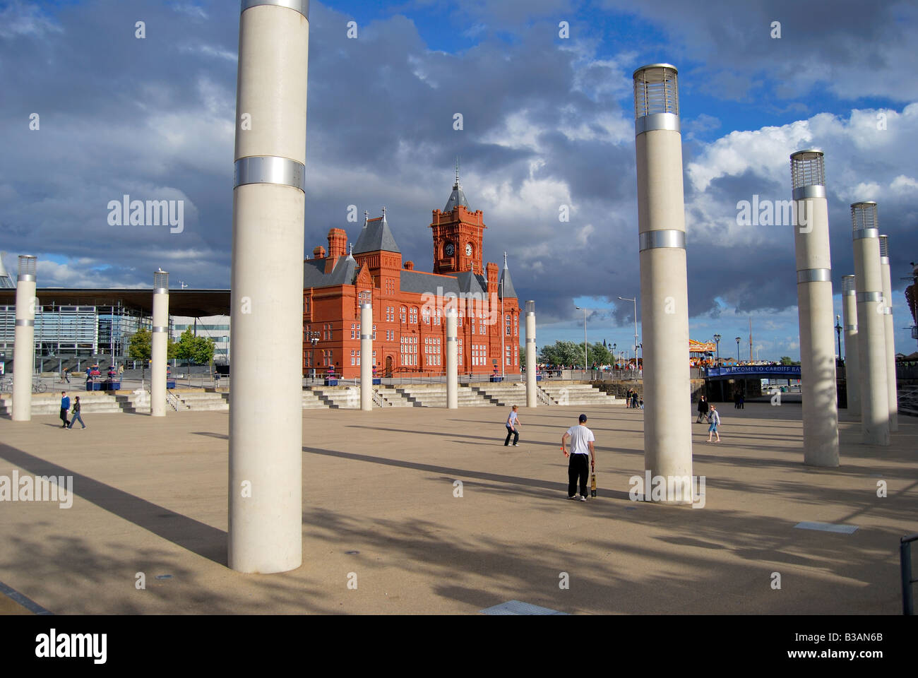 La Pierhead Building et Roald Dahl Plass, la baie de Cardiff, Cardiff, Pays de Galles, Royaume-Uni Banque D'Images