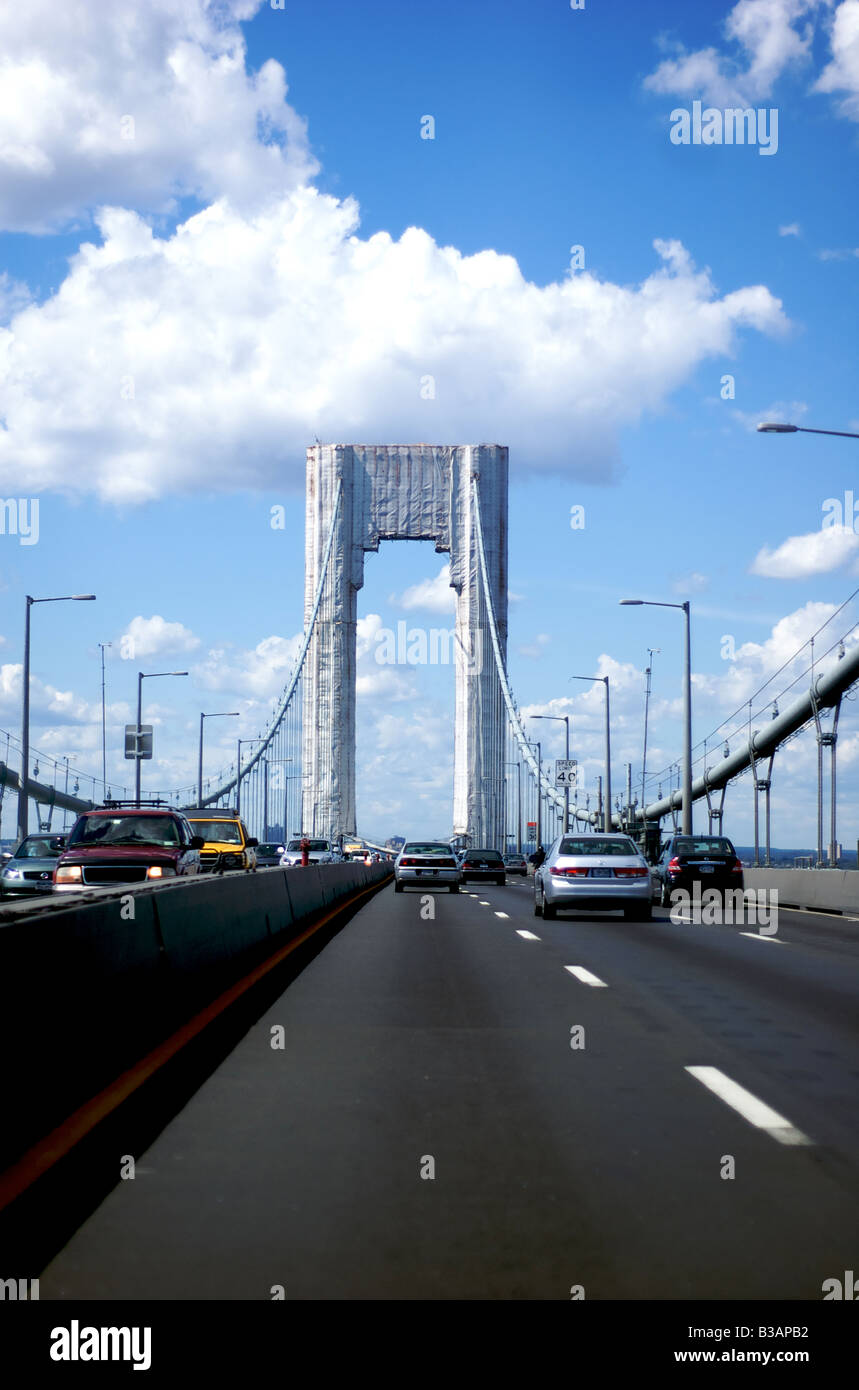 Avis de tissus doublés Whitestone Bridge dans le Bronx à New York pendant la rénovation. (Pour un usage éditorial uniquement) Banque D'Images
