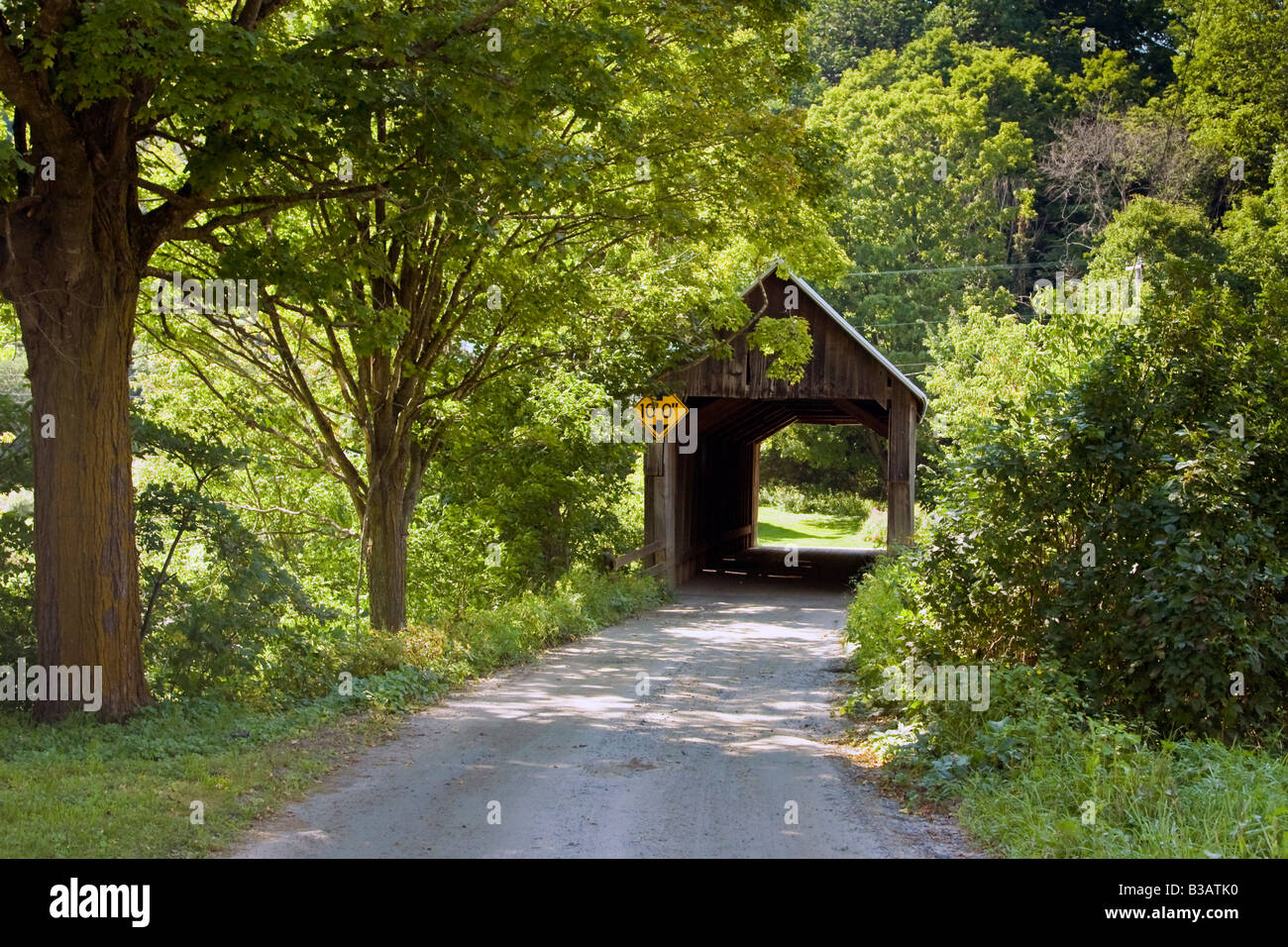 Howe Bridge, un pont couvert du dix-neuvième siècle en milieu rural, Tunsbridge Vermont Banque D'Images Howe Bridge, un pont couvert du dix-neuvième siècle en milieu rural, Tunsbridge Vermont Banque D'Images