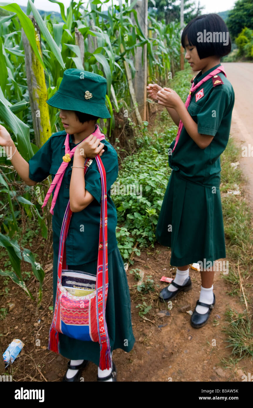 Filles thaïlandaises mignon dans un uniforme éclaireuses Banque D'Images