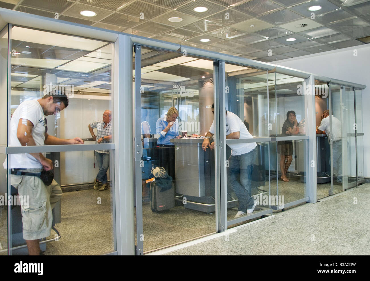 Une zone fumeurs à l'aéroport Banque D'Images