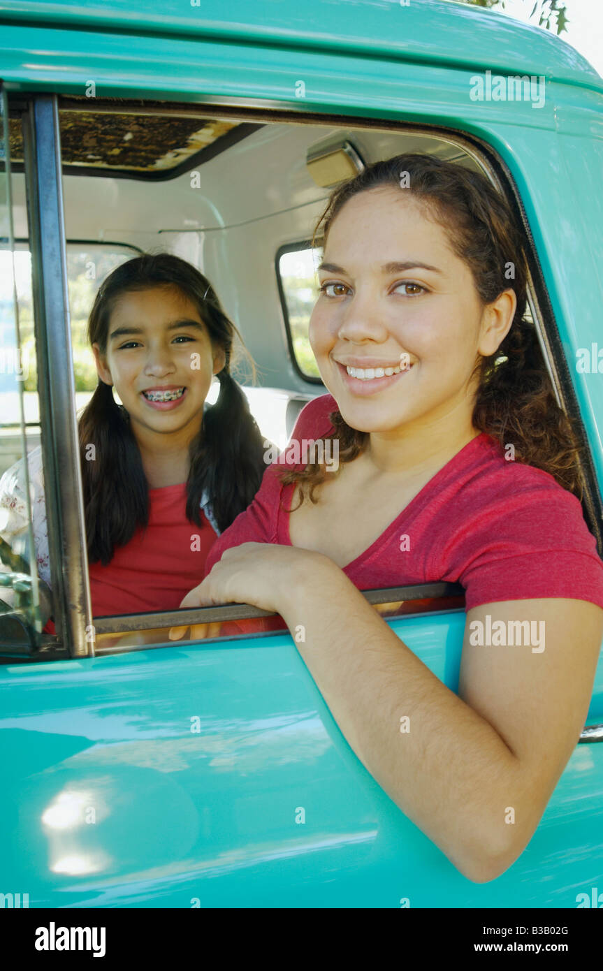 Hispanic mother and daughter sitting in truck Banque D'Images