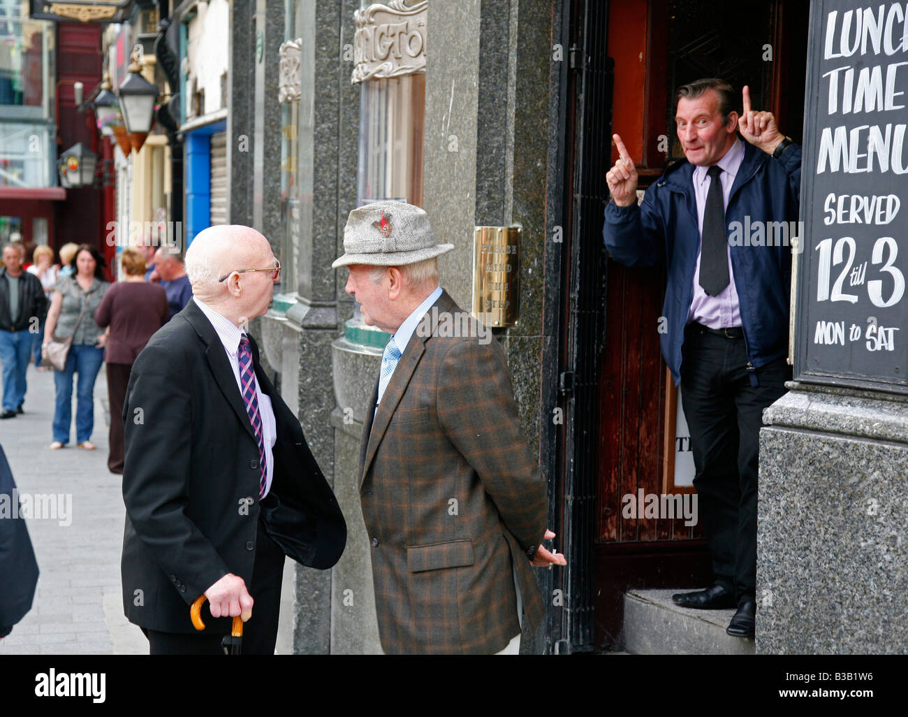 Juillet 2008 - hommes debout à l'extérieur d'un pub Liverpool Angleterre UK Banque D'Images