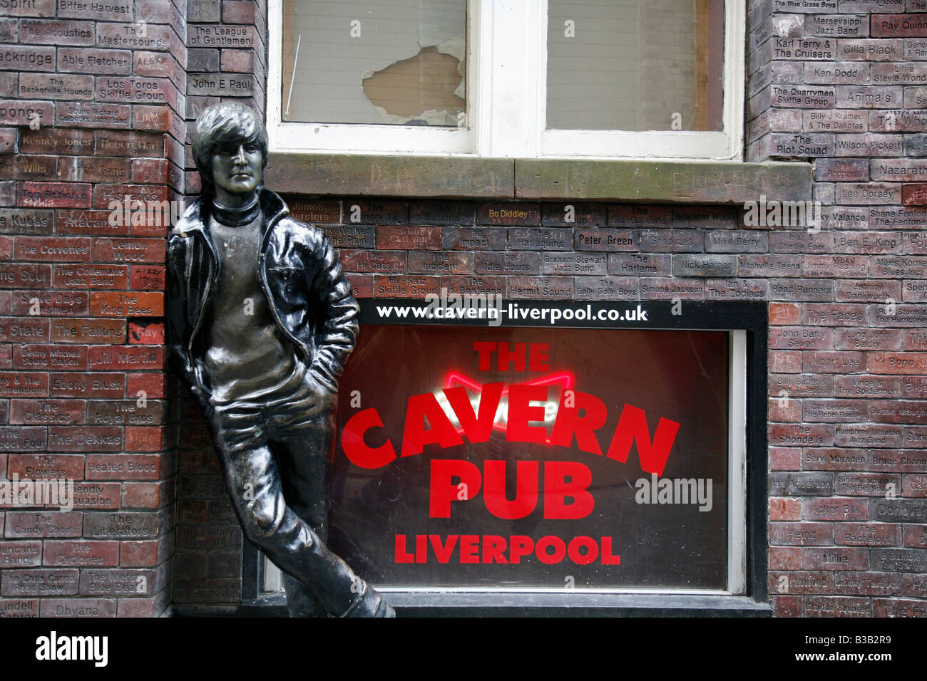 Juillet 2008 - statue de John Lennon par le mur de la caverne de la renommée dans Mathew Street Liverpool Angleterre UK Banque D'Images