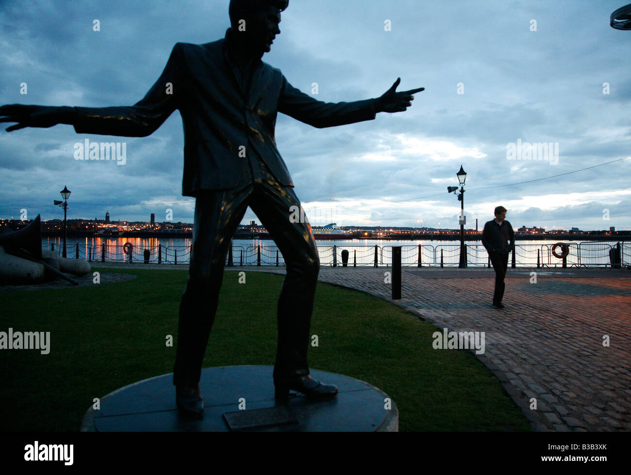 Juillet 2008 - La statue de Billy Fury par Albert Dock et la rivière Liverpool Merseyside England UK Banque D'Images