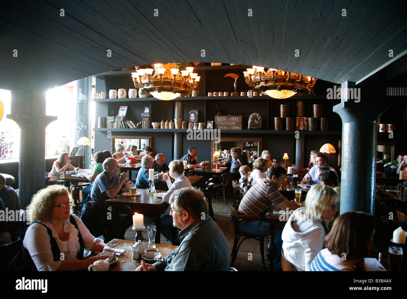 Juillet 2008 - des gens assis au Raven restaurant à Albert Dock Liverpool Angleterre UK Banque D'Images