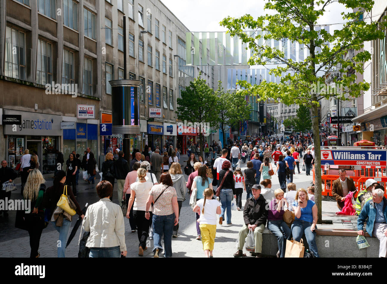 Juillet 2008 - Des gens marchant sur Lord Street une rue piétonne avec de nombreux magasins Liverpool Angleterre UK Banque D'Images
