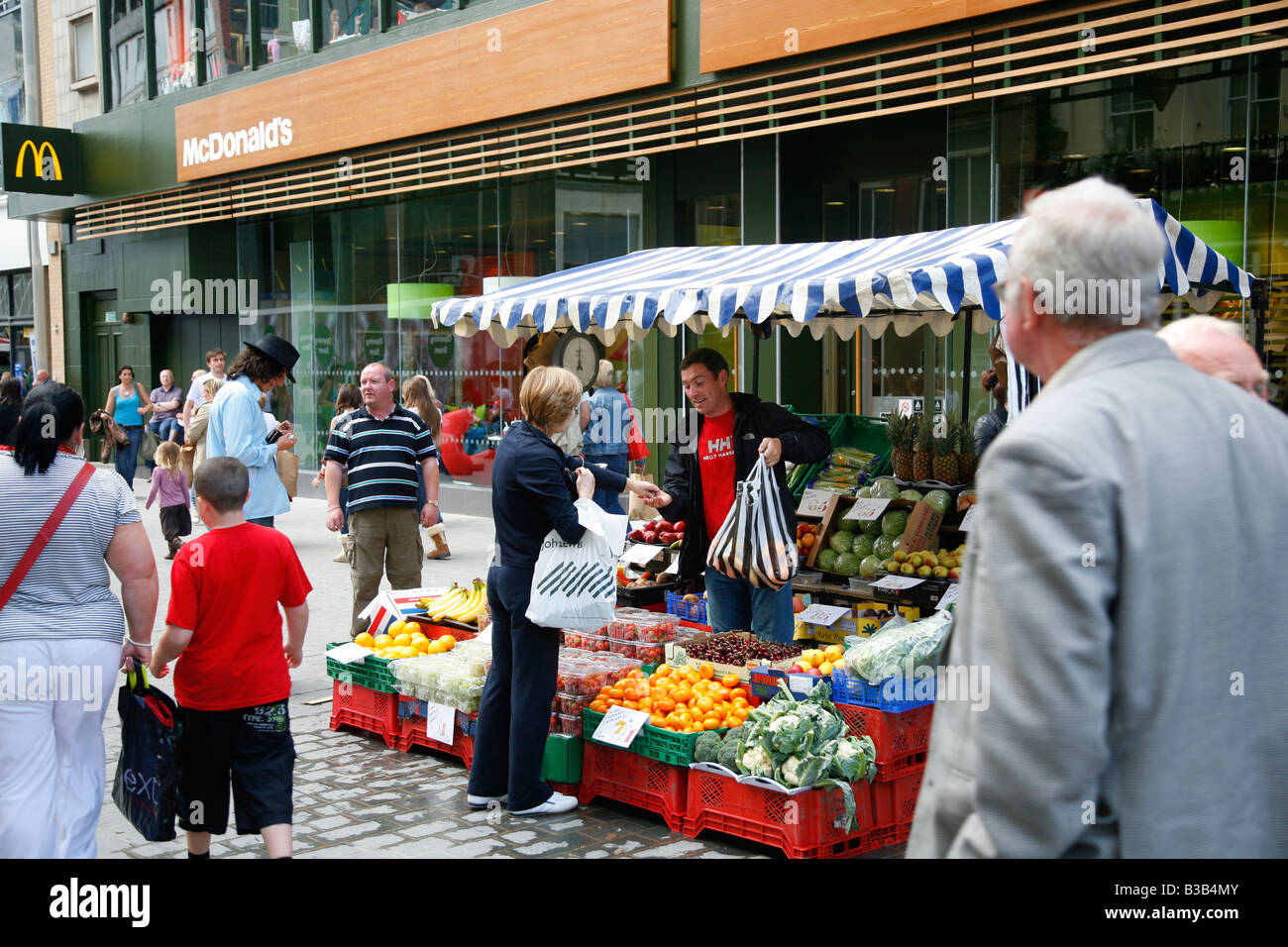 Juillet 2008 - stand de fruits et légumes sur Lord Street une rue piétonne avec de nombreux magasins Liverpool Angleterre UK Banque D'Images