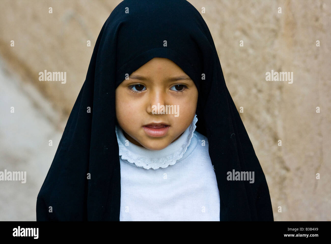 Jeune fille portant un tchador noir de Yazd, Iran Banque D'Images