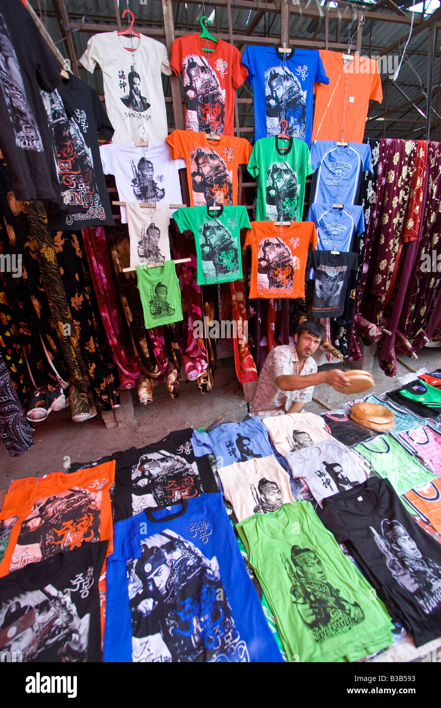 Soap Opera coréen Fan de T-shirts en vente dans le bazar du dimanche en Ouzbékistan Urgut Banque D'Images