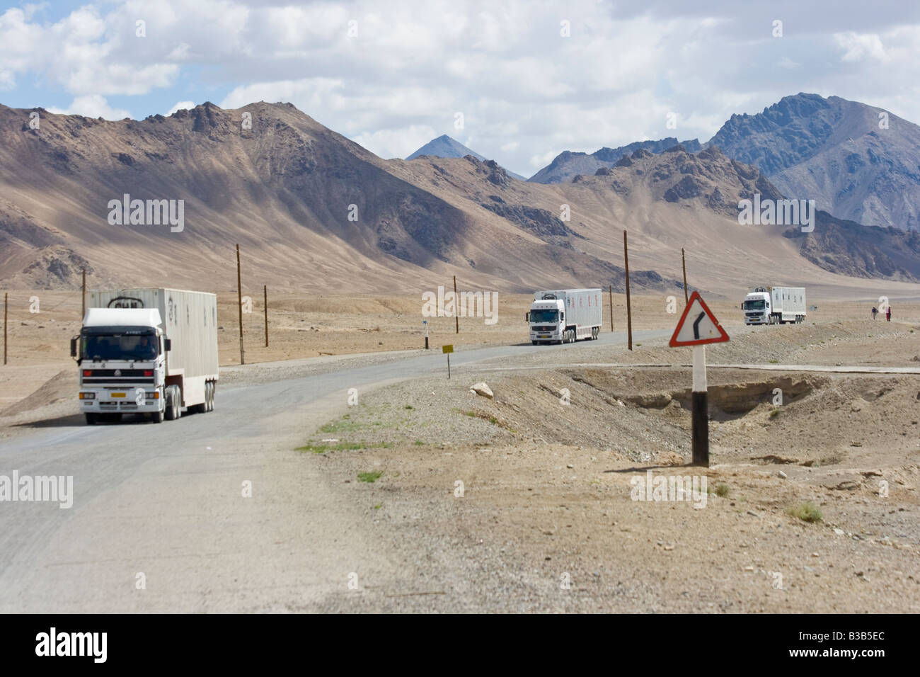 Camions chinois sur l'Autoroute Près de col Qolma Pamir au Tadjikistan Banque D'Images