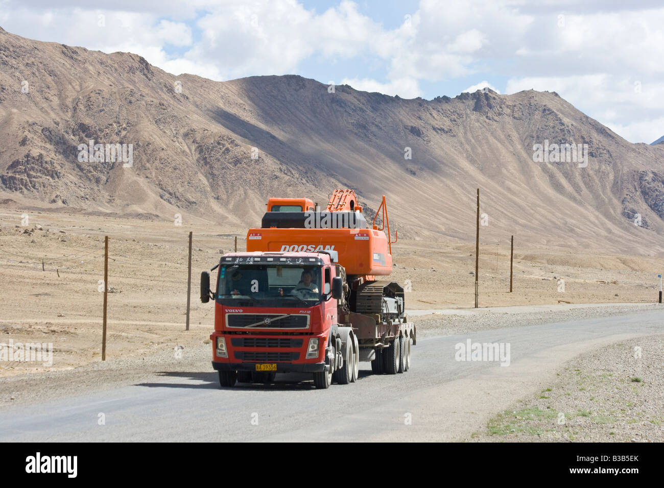 Camions chinois sur l'Autoroute Près de col Qolma Pamir au Tadjikistan Banque D'Images