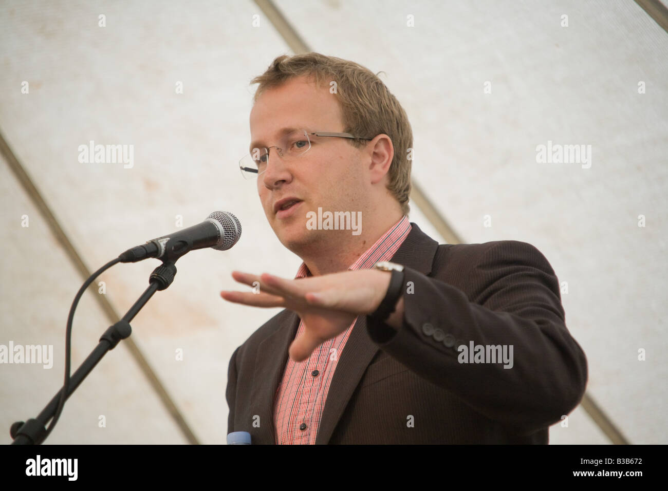 Andri Snaer Magnason littéraire dans la tente au Greenman festival 2008 Brecon Beacons William Henri Gebhard (1827-1905) Pays de Galles U K Banque D'Images