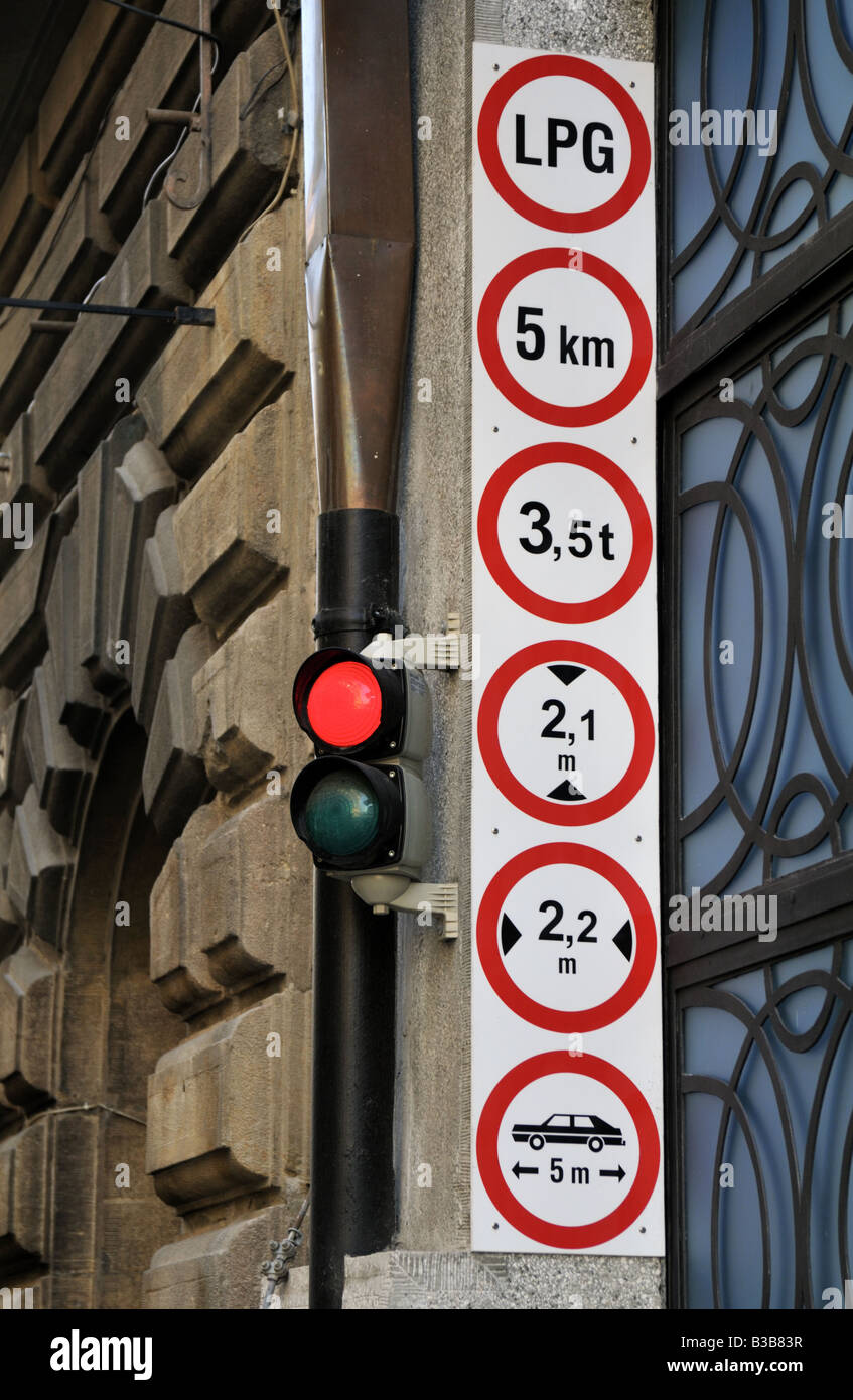Station de remplissage GPL Prague entrée entrée sur les restrictions de poids vitesse hauteur largeur et longueur Banque D'Images