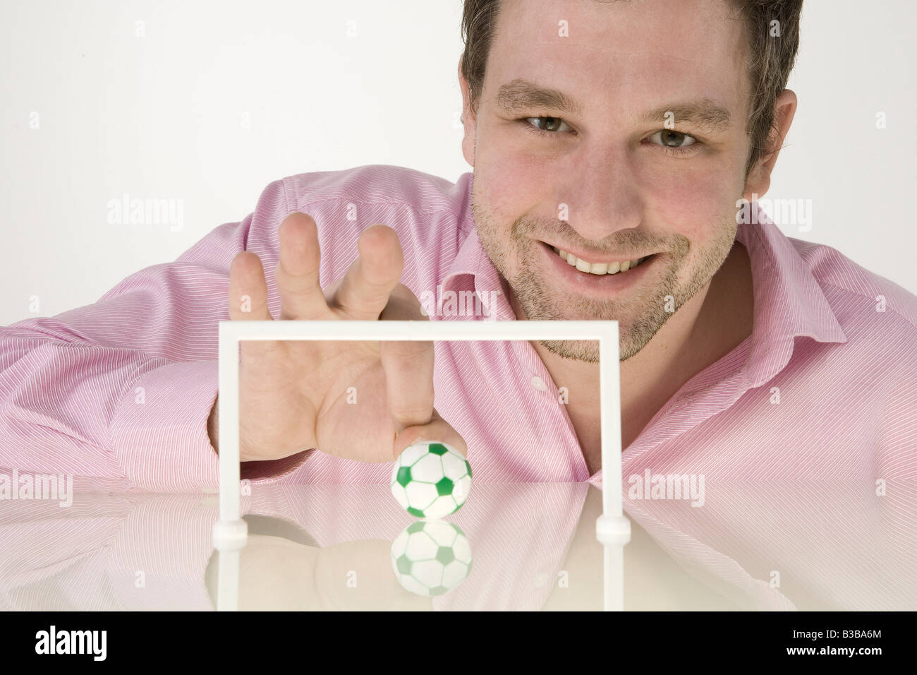 Businessman jouer avec Football Miniature Banque D'Images