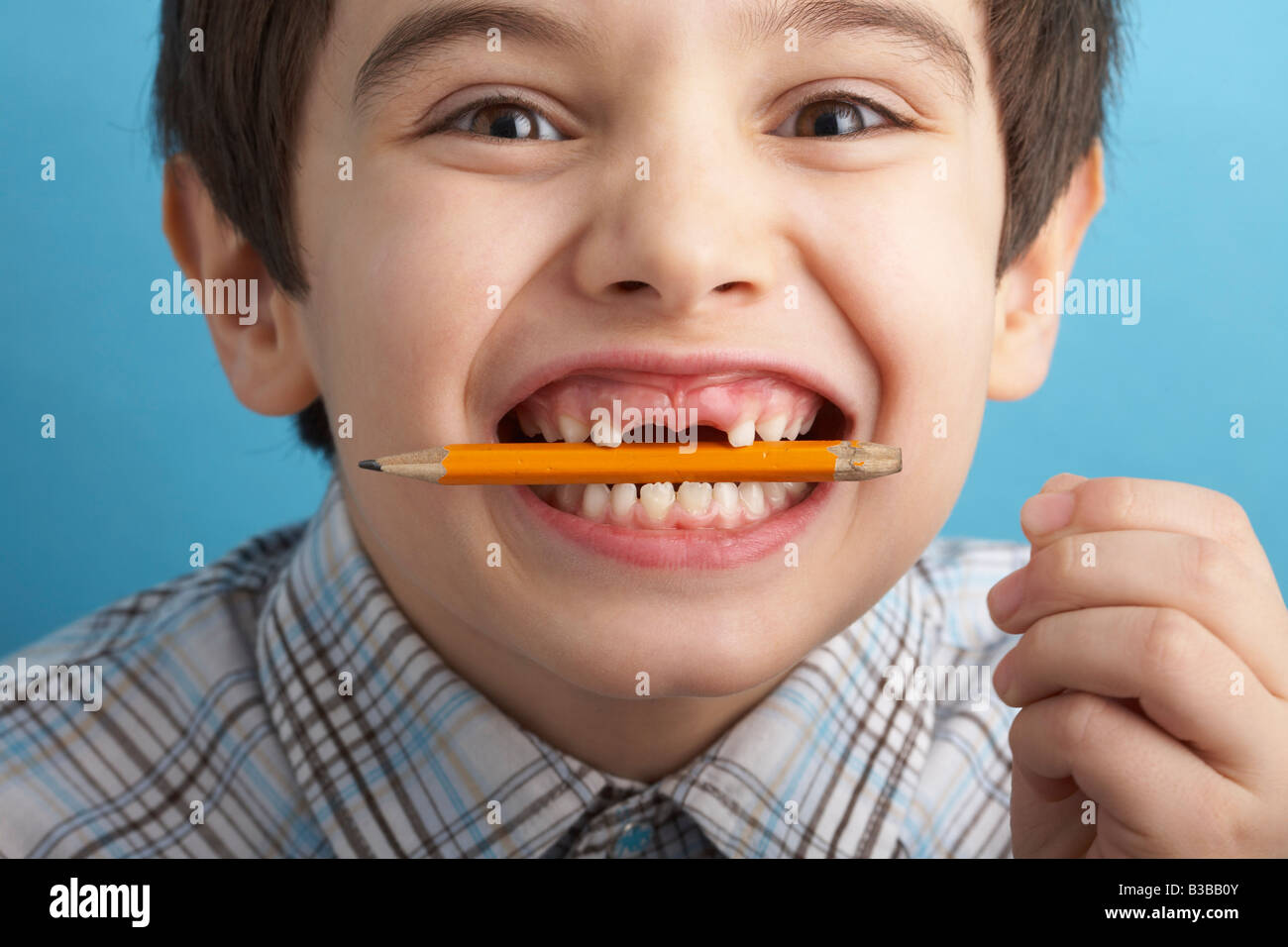 Portrait de garçon avec des dents manquantes, mordre Crayon Banque D'Images