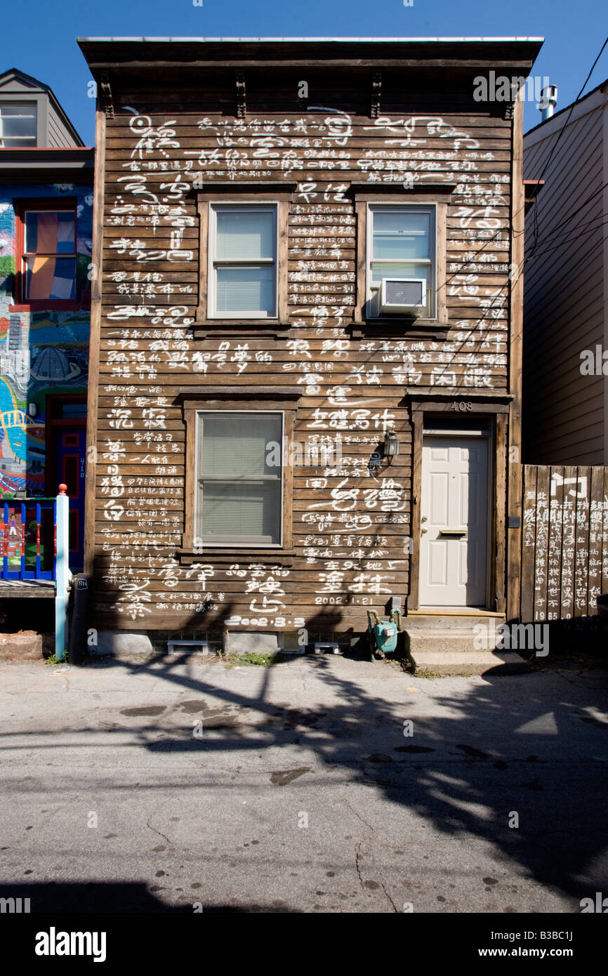 Maison couverte en poésie par un poète chinois Huang Xiang Pittsburgh Pennsylvanie Ville d'asile pour les écrivains persécutés Banque D'Images