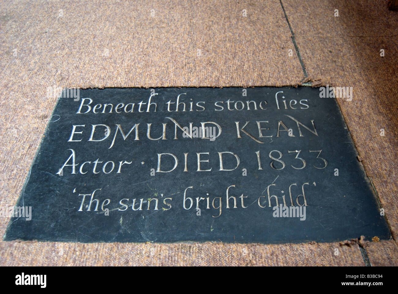 Marqueur de pierre sur le parquet de St Marie Madeleine, l'église paroissiale de Richmond upon Thames, marquant la tombe de Edmund Kean Banque D'Images