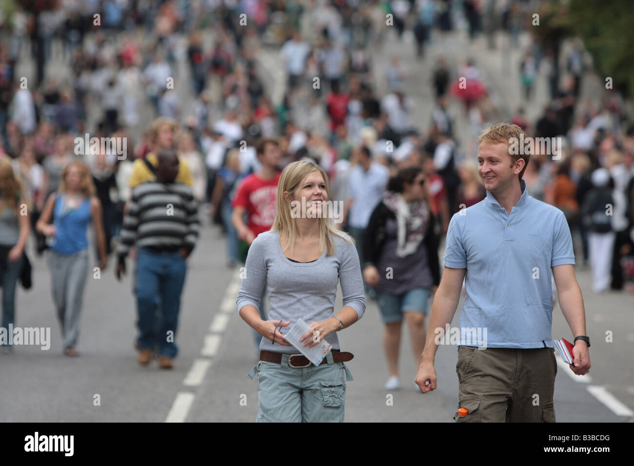 Couple walking street ensemble 20 30 40 20's 30's Banque D'Images