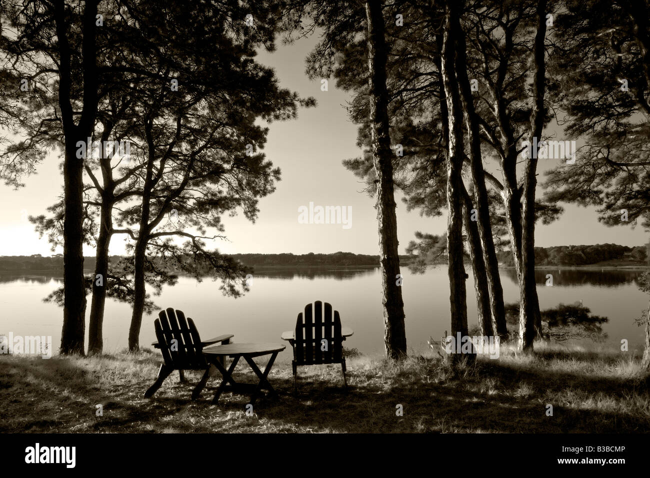 Chaises Retraite voir le lever du soleil de la rivière Bass Massachusetts Cape Cod Banque D'Images