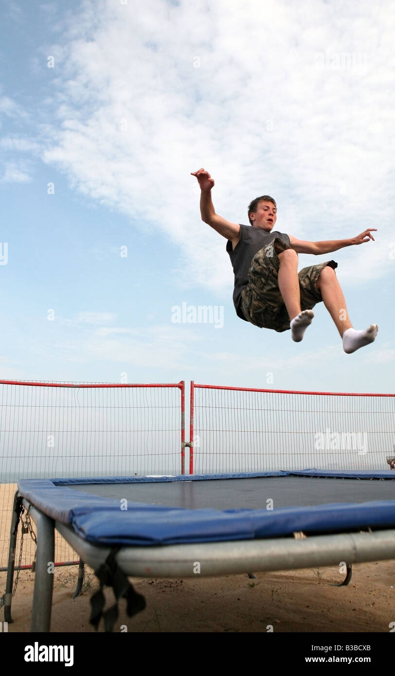 Un jeune homme le trampoline sur la plage de Great Yarmouth en Angleterre Banque D'Images