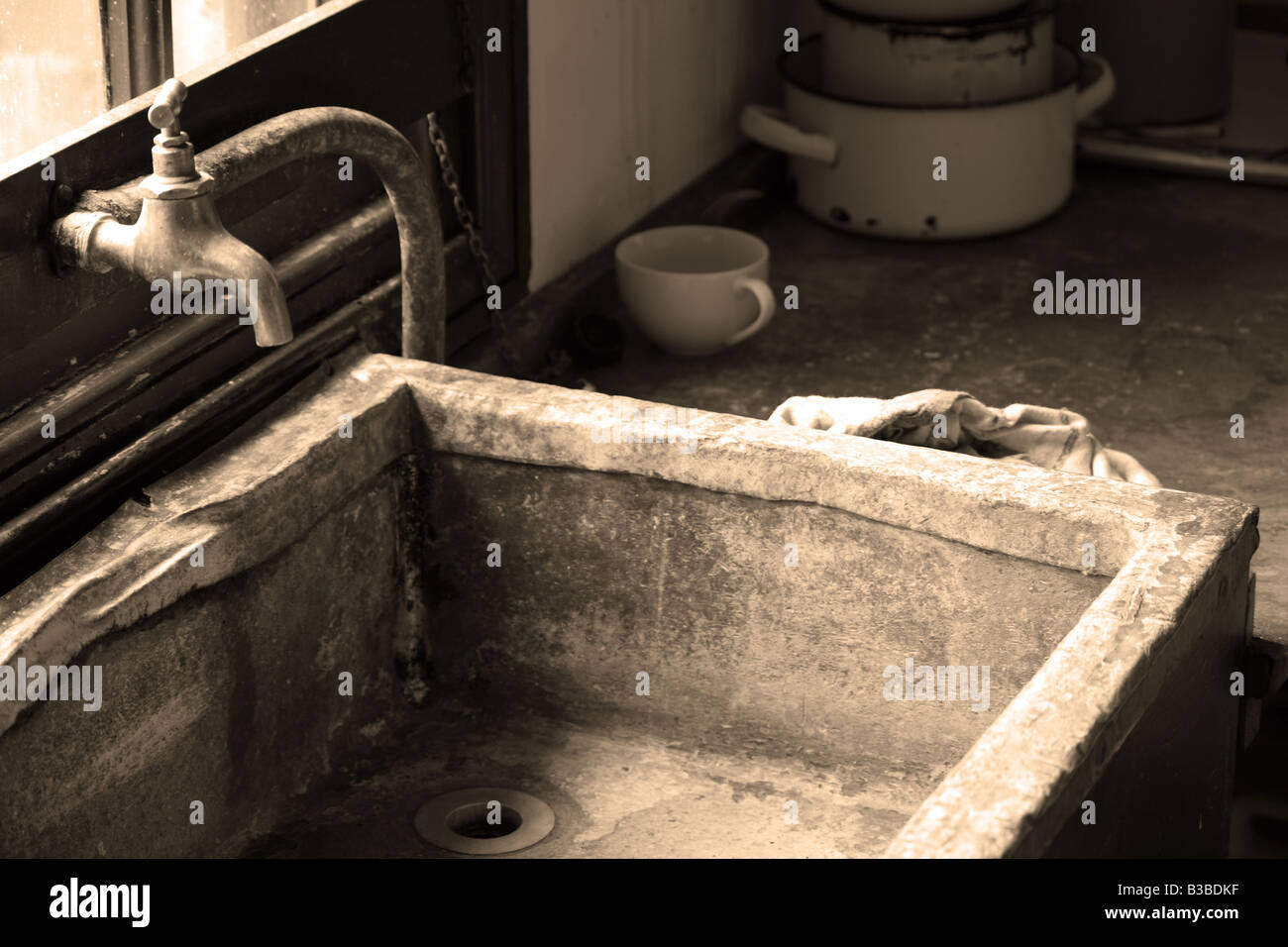 Un vieil évier de cuisine en fonte Photo Stock - Alamy
