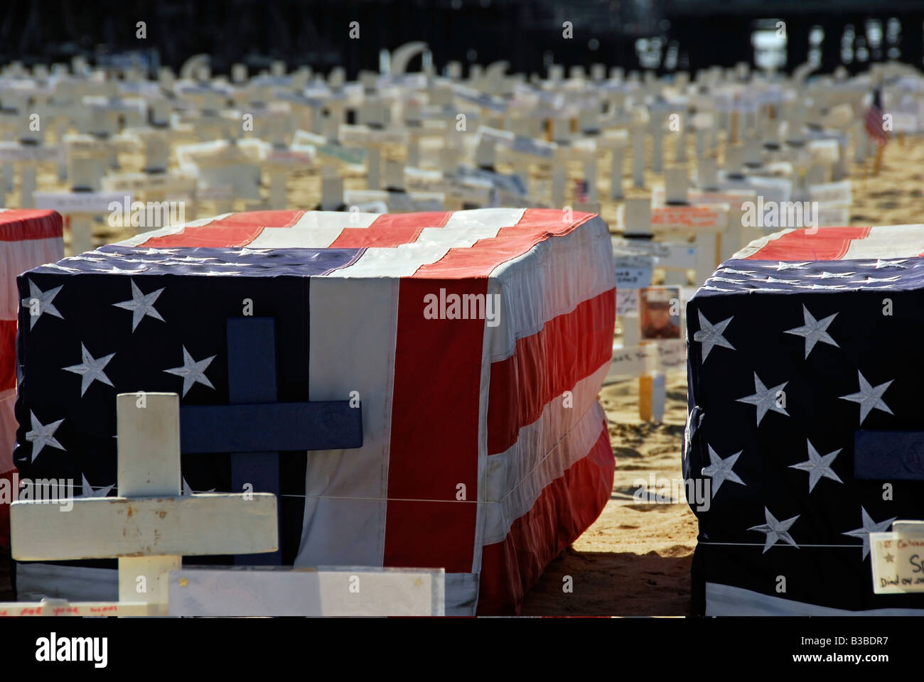 West Arlington memorial, la plage de Santa Monica, Californie, CA Croix en bois, étoile de David, des croissants et d'un drapeau cercueils drapés Banque D'Images