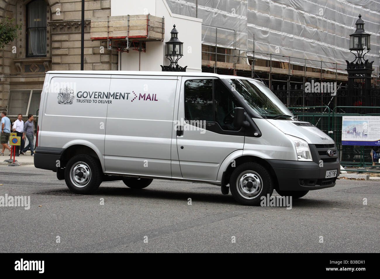 Un gouvernement mail delivery van garé sur Whitehall à l'entrée de Downing Street, Westminster, Londres, Angleterre, Royaume-Uni Banque D'Images