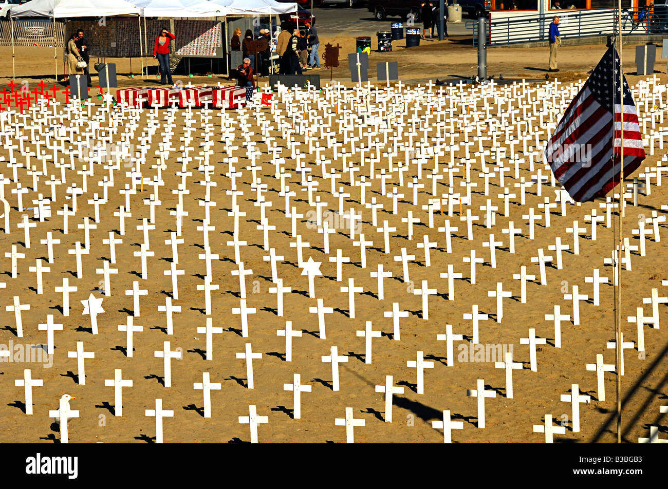 West Arlington memorial, la plage de Santa Monica, Californie Ca croix en bois, étoile de David, des croissants et d'un drapeau cercueils drapés Banque D'Images